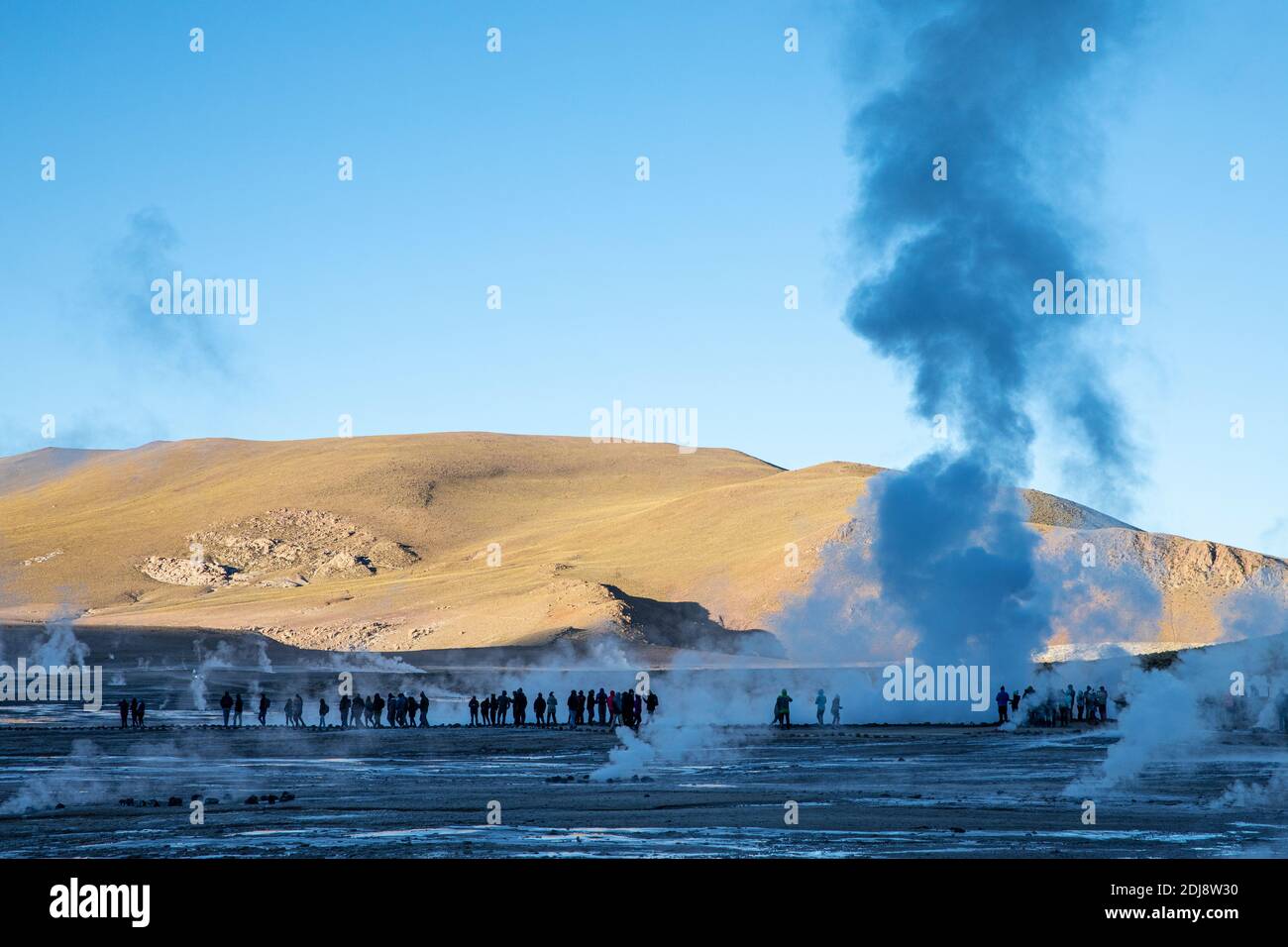 Turisti a Géiseres del Tatio, il terzo più grande campo geyser del mondo, Ande zona vulcanica centrale, Cile. Foto Stock