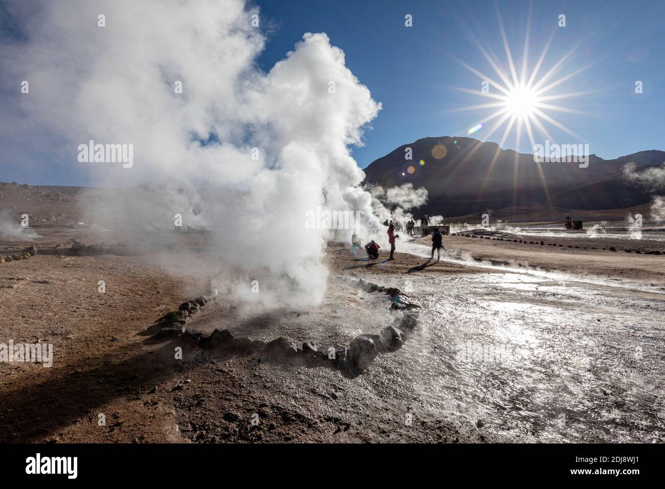 Turisti a Géiseres del Tatio, il terzo più grande campo geyser del mondo, Ande zona vulcanica centrale, Cile. Foto Stock