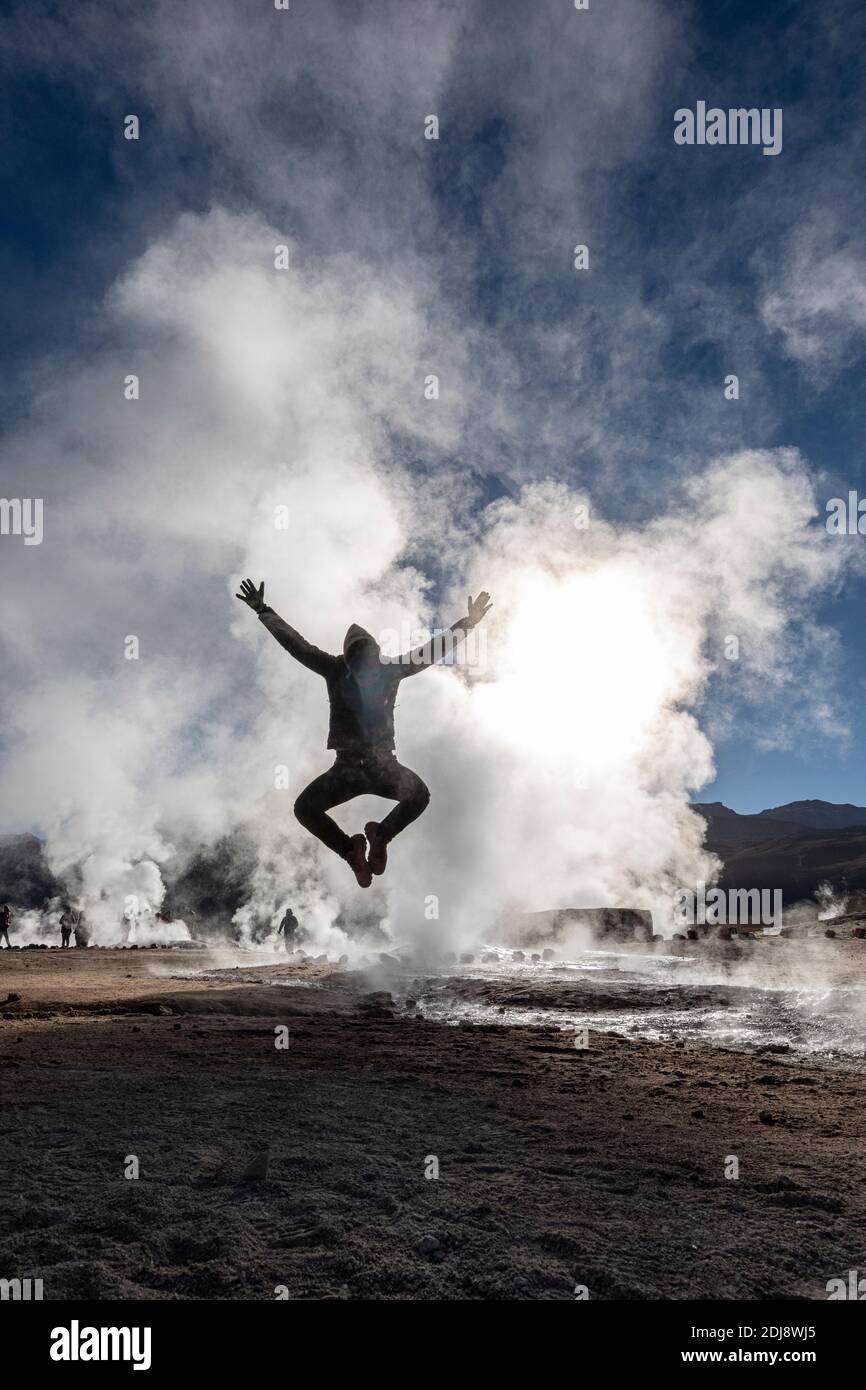 Turismo a Géiseres del Tatio, il terzo più grande campo geyser del mondo, Ande zona vulcanica centrale, Cile. Foto Stock