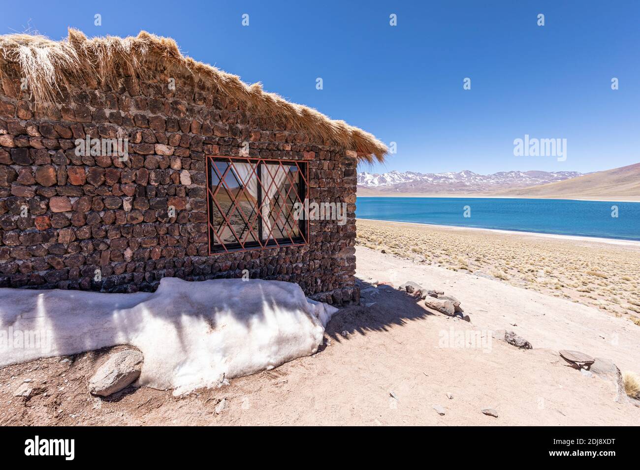 Rifugio a Laguna Miscanti, un lago salmastre ad un'altitudine di 4,140 metri, zona vulcanica centrale, Cile. Foto Stock