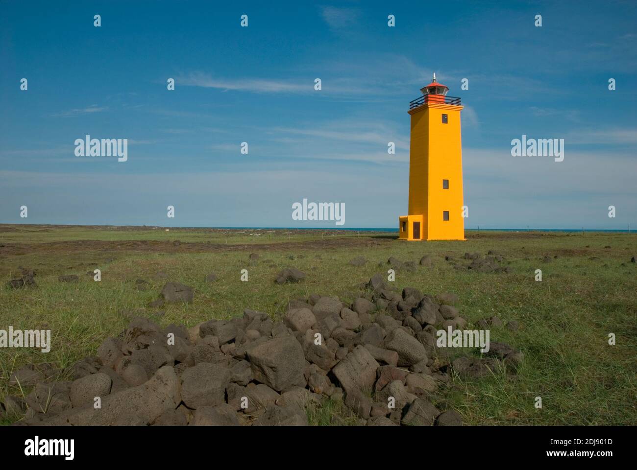 Europa, Isola, Islanda, Reykjanes Halbinsel, Leuchtturm in der Naehe der Strandarkirkja, Strandkirche Foto Stock