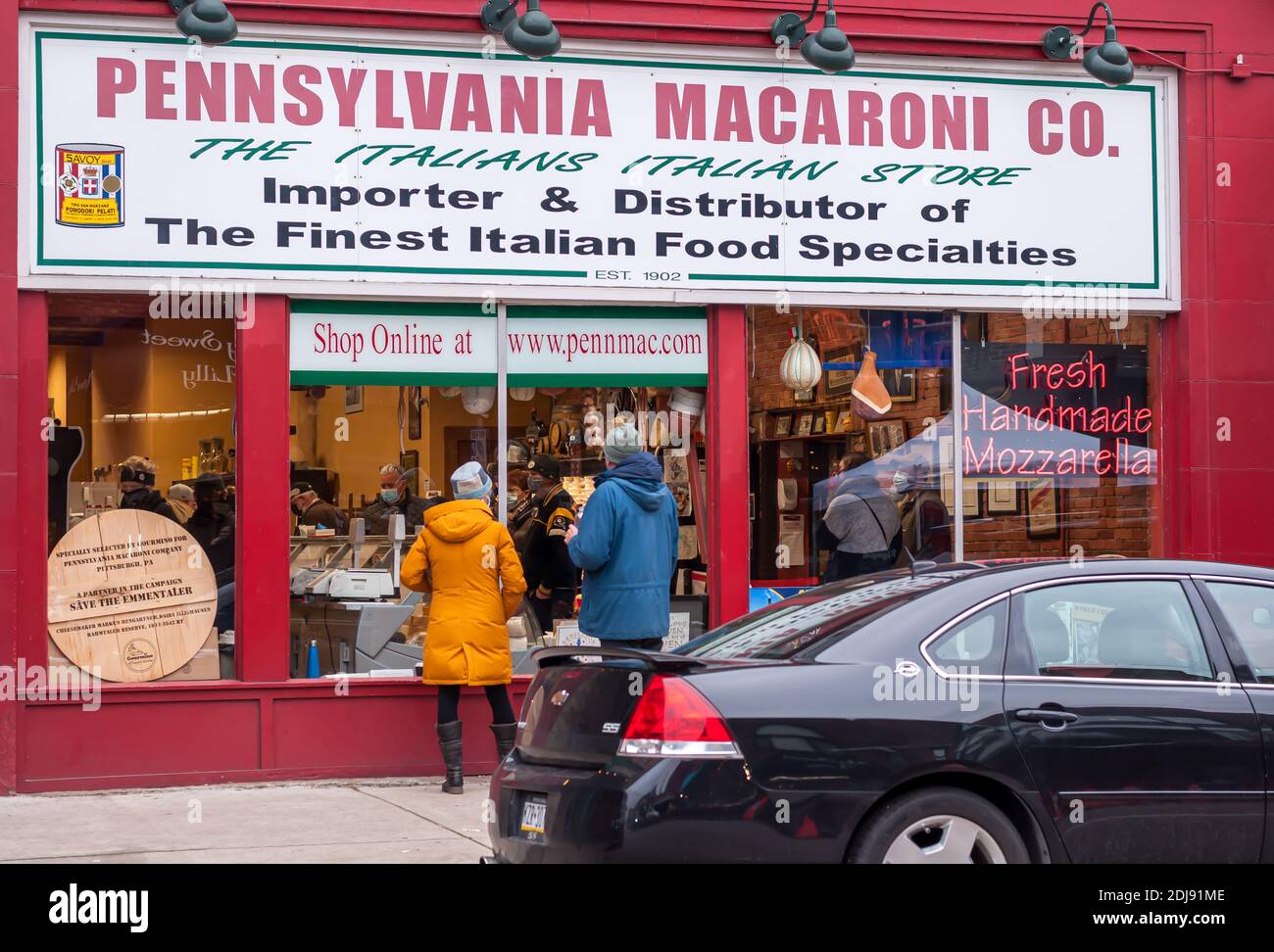 Persone che si trovano di fronte alla vetrina dei negozi della Pennsylvania Macaroni Company su Penn Avenue, Pittsburgh, Pennsylvania, USA Foto Stock