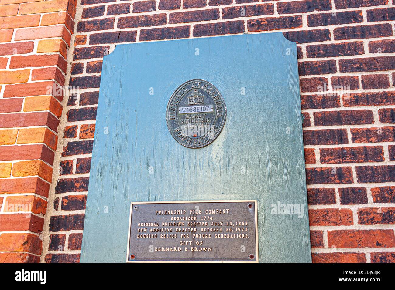 Alexandria, VA, USA 11-28-2020: Una targhetta di informazioni di metallo fissata alla parete esterna di mattoni della compagnia di fuoco di amicizia, la prima stazione di fuoco d Foto Stock