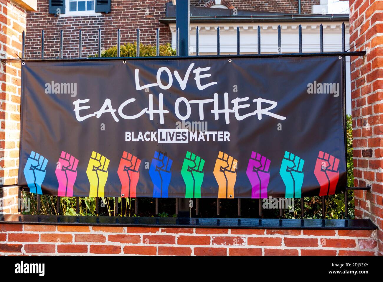 Alexandria, VA, USA 11-28-2020: Un banner Black Lives Matter attaccato sulla recinzione metallica fuori dalla storica Chiesa di Cristo. Su di esso c'è uno slogan che s Foto Stock