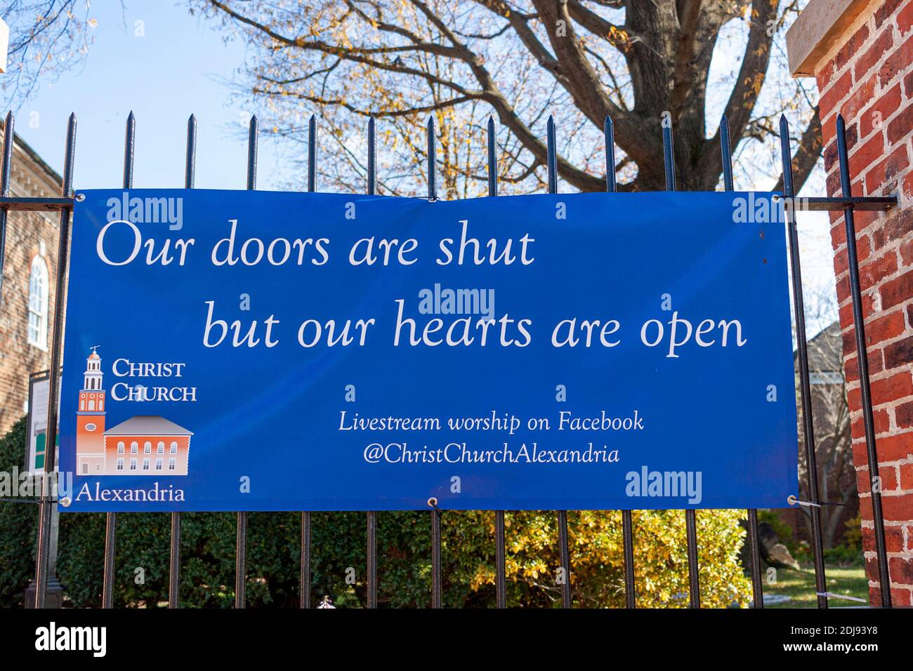 Alessandria, VA, USA 11-28-2020: A causa della pandemia di COVID-19 le Chiese hanno annullato tutti gli incontri e si sono spostate in virtuale. Banner dice 'le nostre porte sono chiuse, ma Foto Stock