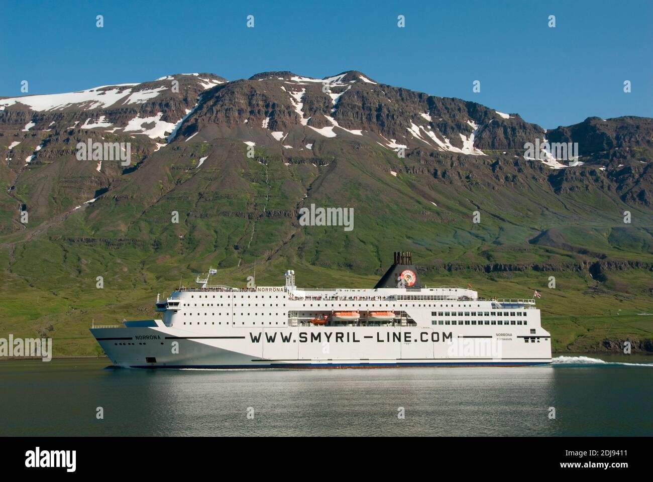 Europa, Isola, Islanda, Fjord Seydisfjoerdur, Fjordlandschaft, Faehre Norraena, linea Smyril, Faehre im Fjord Foto Stock