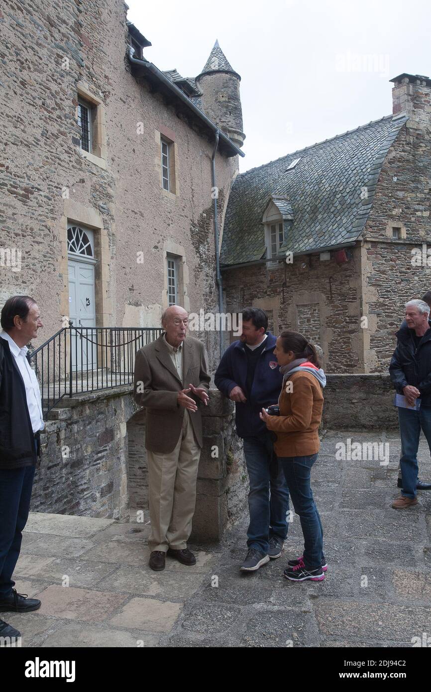 A l'occasione des Journees du patrimoine, l'ancien president Valery Giscarde D'Estaing ouvre au public les portes de son Chateau d'Easting, Aveyron, Francia, le 18 settembre 2016 le Chateau d'Estaing domine le village d'Estaing dans l'Aveyron. Ancienne demeure de la famille d'Estaing qui s'est éteinte en 1794, il a ete achete en 2005 par Valery Giscard d'Estaing, son frere Olivier et leur cugin Philippe. Le Chateau est classe monumento historique depuis 1945. Foto di Gilles Bouquillon/ABACAPRESS.COM Foto Stock