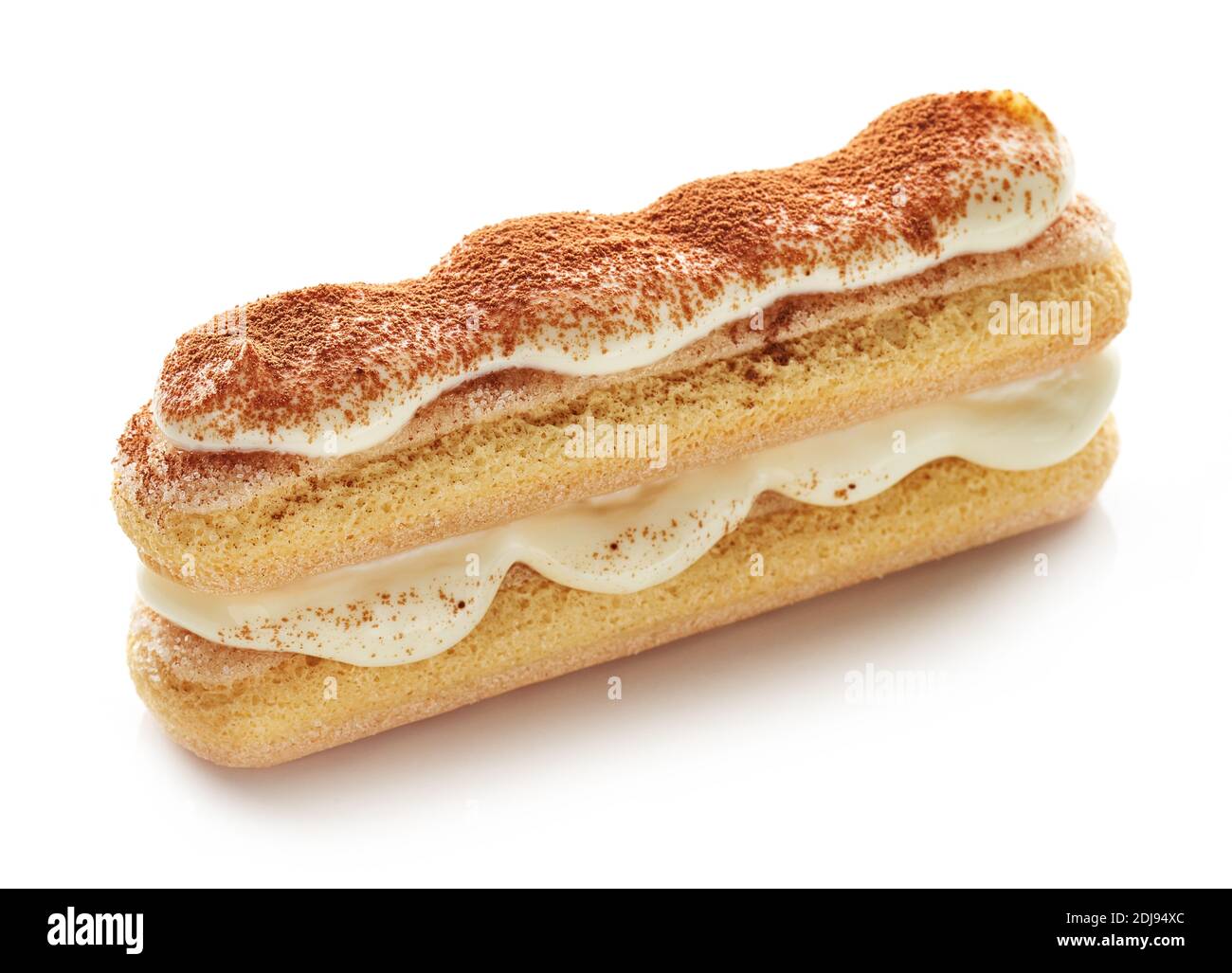 Biscotti Ladyfinger con crema e cacao in polvere isolati su sfondo