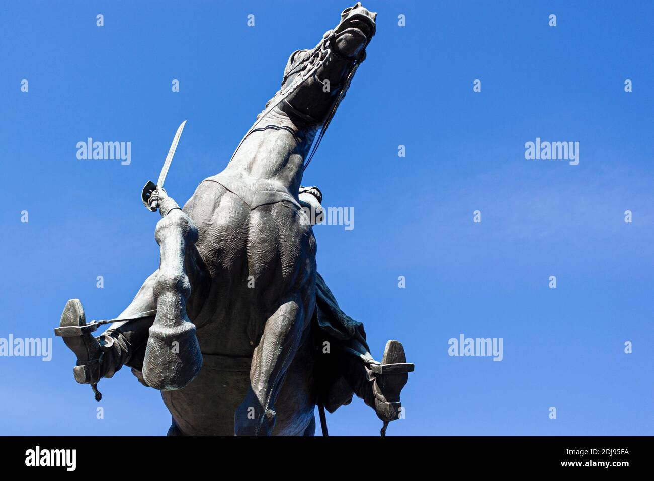 Washington DC, USA 11-29-2020: Immagine a basso angolo di una statua equestre in bronzo che presenta un cavallo di guerra che si alleva con un soldato con la spada in mano. Esso Foto Stock