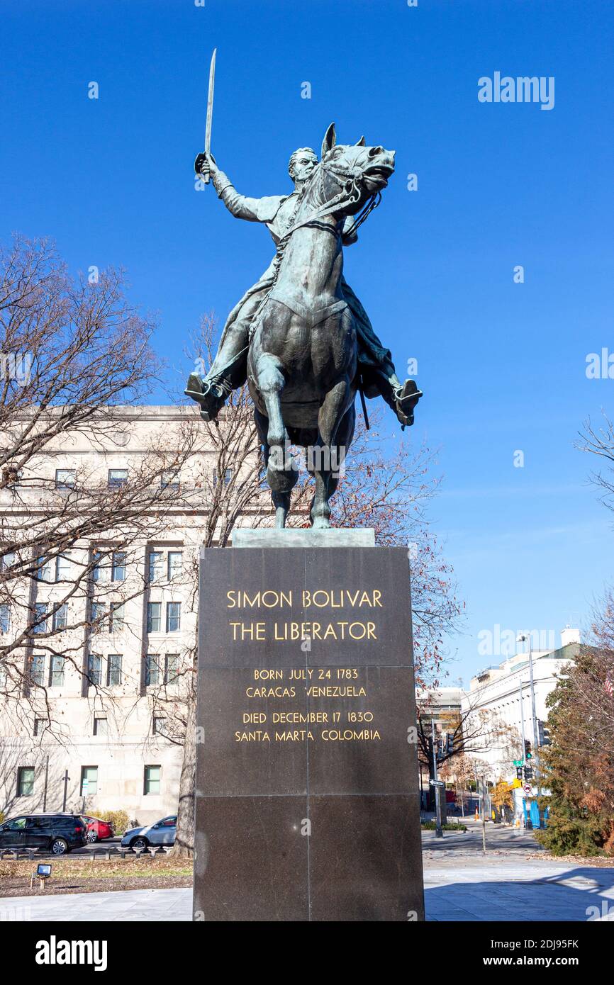 Washington DC, USA 11-29-2020: Primo piano immagine frontale della statua di Simon Bolivar su un cavallo con la spada in mano. Egli è il liberatore di Venezue Foto Stock