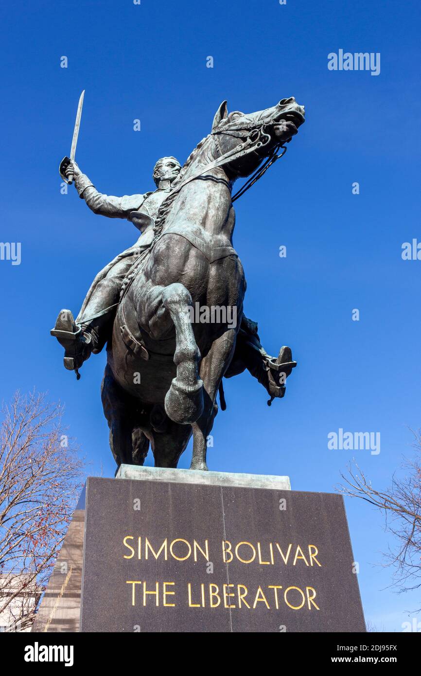 Washington DC, USA 11-29-2020: Primo piano immagine frontale della statua di Simon Bolivar su un cavallo con la spada in mano. Egli è il liberatore di Ven Foto Stock