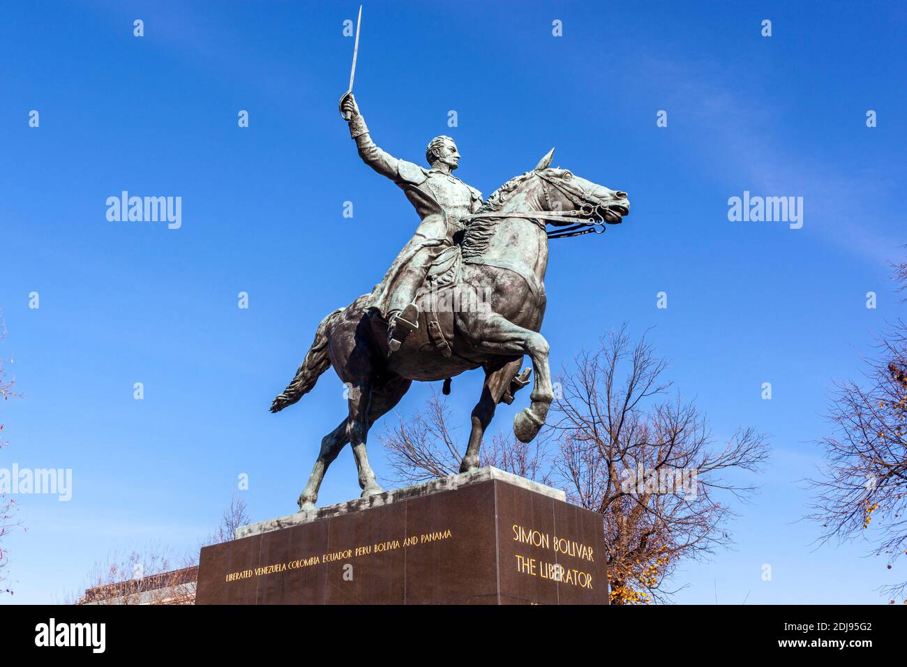 Washington DC, USA 11-29-2020: Primo piano immagine angolata della statua di Simon Bolivar su un cavallo con la spada in mano. Egli è il liberatore del Venezuela Foto Stock