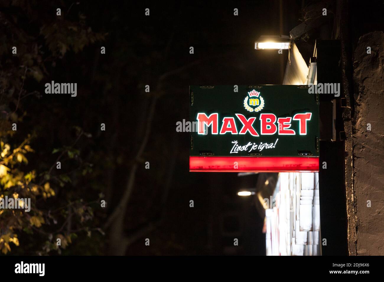 VIENNA, AUSTRIA - 6 NOVEMBRE 2019: Il logo Maxbet ha preso sul loro negozio per Belgrado. Maxbet è una catena serba di casinò e scommesse, gioco d'azzardo e slot Foto Stock