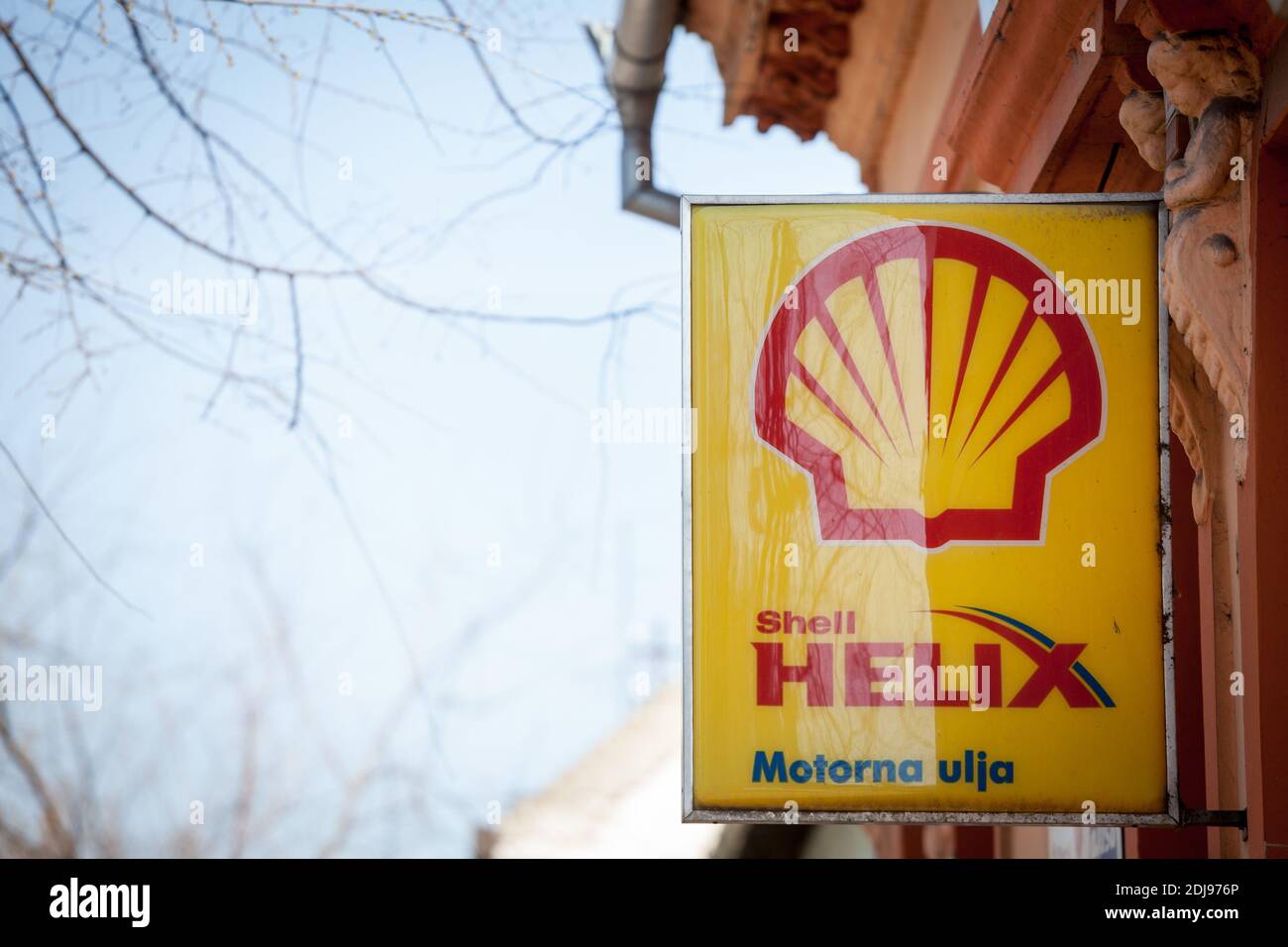 SUBOTICA, SERBIA - 28 MARZO 2019: Logo Shell Helix su uno dei loro garage di vendita al dettaglio a Subotica. Shell è una produzione inglese olandese di petrolio e s. Foto Stock