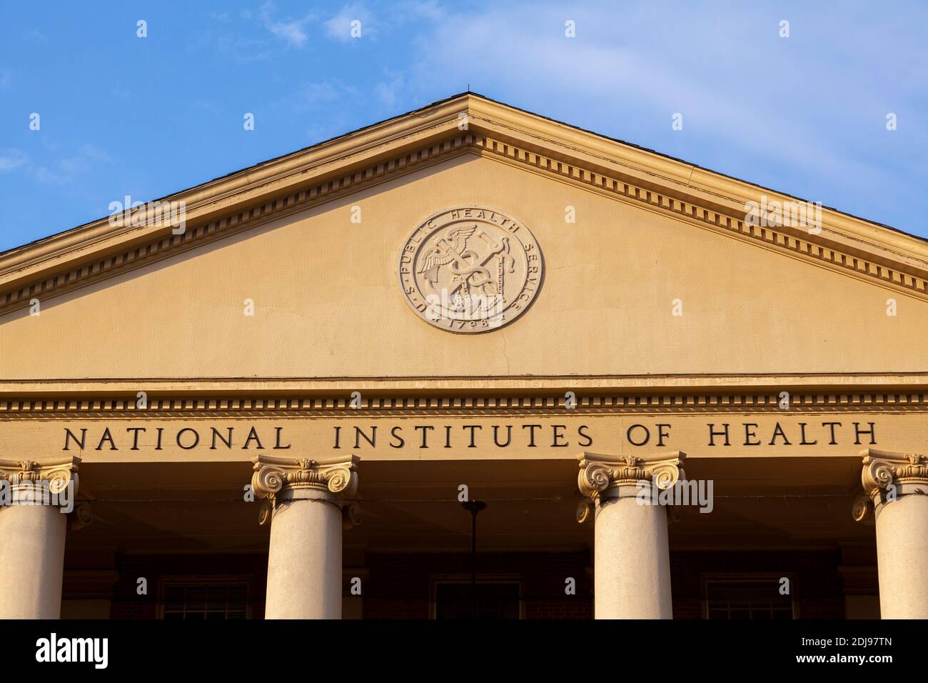 Bethesda, MD, USA 11/21/2020: Vista esterna del principale edificio storico (edificio 1) degli Istituti nazionali di Sanità (NIH) all'interno del campus di Bethesda. Foto Stock