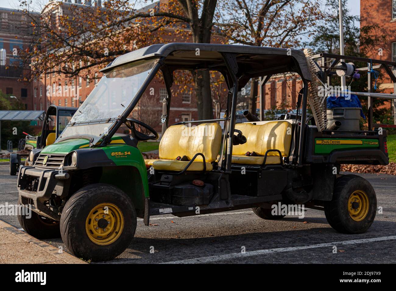 Bethesda, Maryland, USA 11-20-2020: Un veicolo di servizio crossover verde John Deere XUV 855D S4 è parcheggiato di fronte a un edificio. È usato principalmente da la Foto Stock