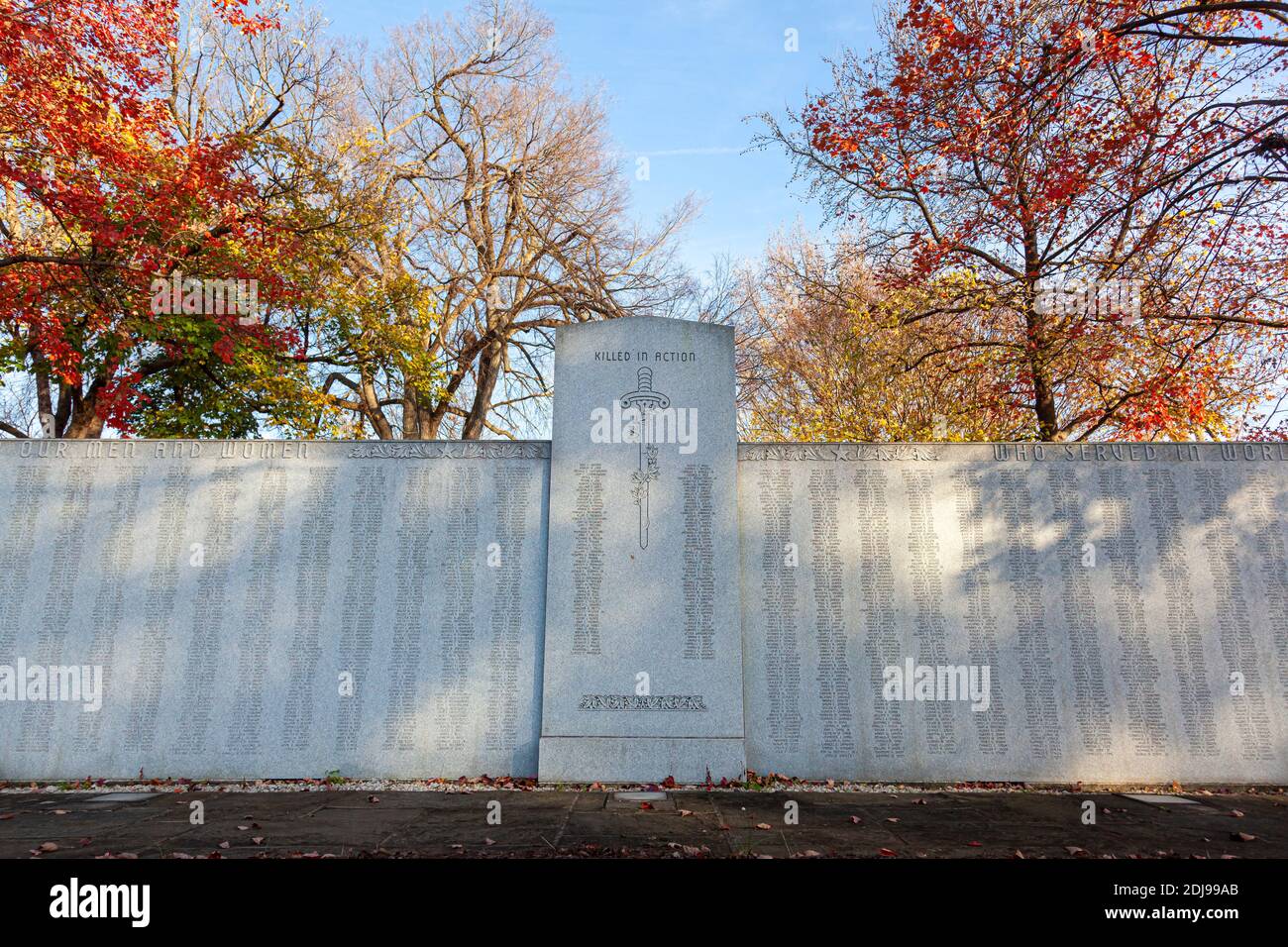 Frederick, MD, USA 11-22-2020: Un granito ucciso in Action monumento nel Memorial Park di Frederick elencando tutti i soldati locali che hanno dato la loro vita d Foto Stock