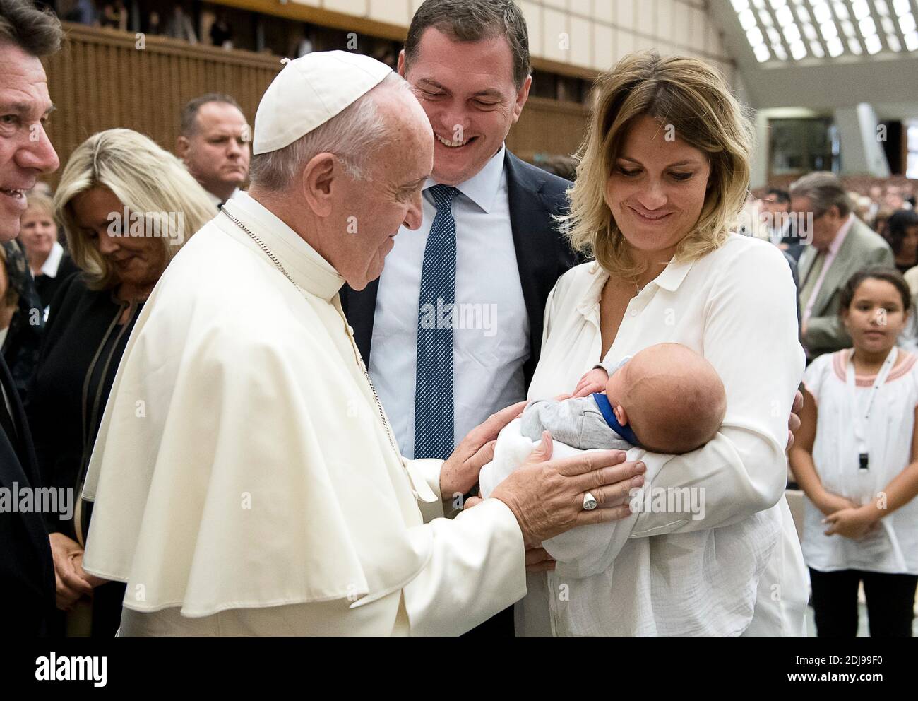 Papa Francesco ha ricevuto i familiari delle vittime degli attentati terroristici della Bastiglia a Nizza, in Francia, rinnovando le sue condoglianze e le promesse di preghiera per la loro guarigione e per le anime dei loro cari. il papa ha denunciato la violenza in nome della religione, in Vaticano il 24 settembre 2016. Foto di ABACAPRESS.COM Foto Stock