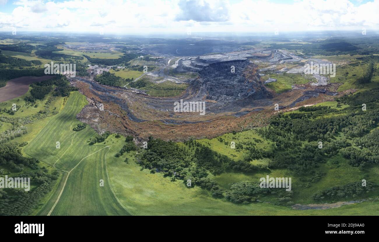 Paesaggio aereo con miniera di carbone. Disastro ambientale - una frana di discarica delle miniere di carbone ha distrutto una valle del fiume Foto Stock
