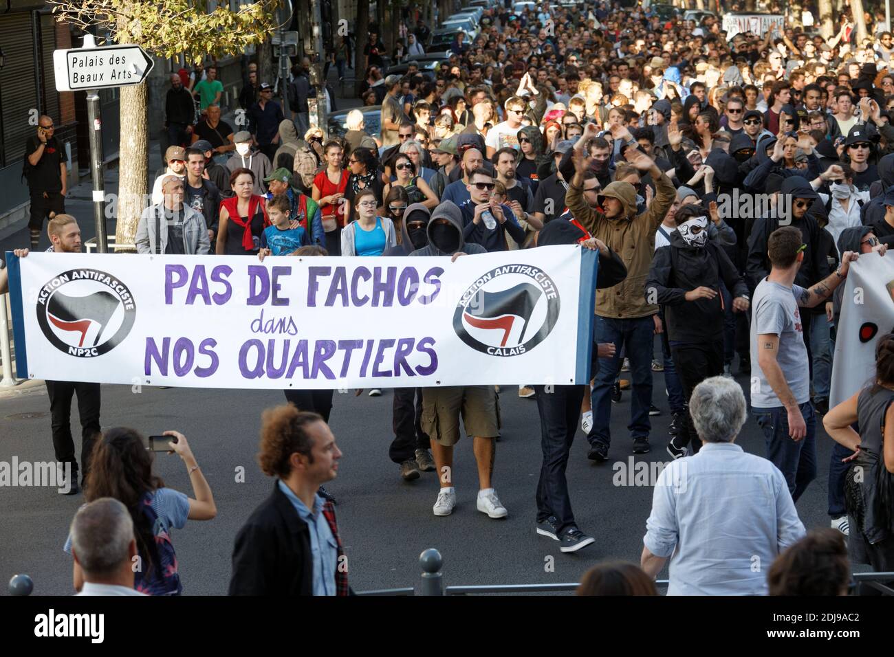 Associazioni antifasciste manifestano contro l'apertura del bar "la Citadelle" gestito dal gruppo di estrema destra "Generation identitaire", a Lille, Francia settentrionale, il 24 settembre 2016. Foto di Sylvain Lefevre/ABACAPRESS.COM Foto Stock