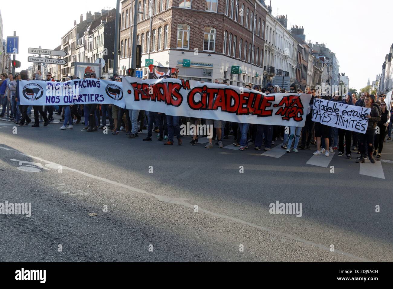 Associazioni antifasciste manifestano contro l'apertura del bar "la Citadelle" gestito dal gruppo di estrema destra "Generation identitaire", a Lille, Francia settentrionale, il 24 settembre 2016. Foto di Sylvain Lefevre/ABACAPRESS.COM Foto Stock