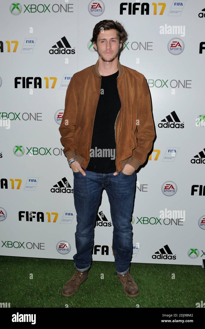 Jean-Baptiste Maunier lors de la soiree de lancement du jeu FIFA 17 au cercle Cadet a Paris, France, le 26 septembre 2016. Foto di Alban Wyters/ABACAPRESS.COM Foto Stock