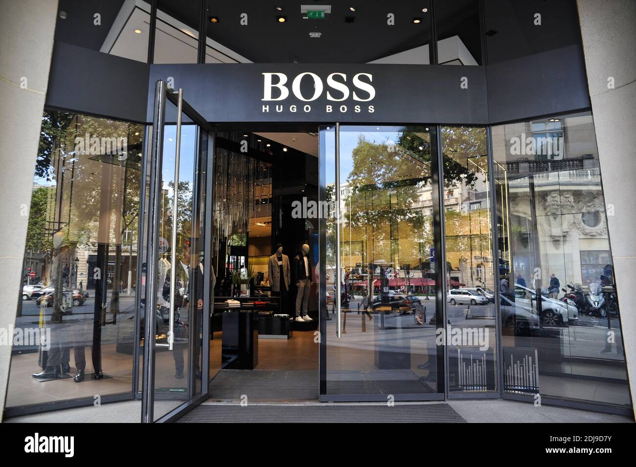 Negozio Hugo Boss situato in Avenue Champs-Élysées a Parigi, Francia il 26  settembre 2016. Foto di Bastien Guerche/ABACAPRESS.COM Foto stock - Alamy