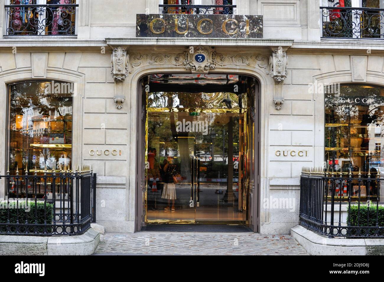 Francia, Parigi, Avenue Montaigne, il negozio di Gucci Foto stock - Alamy