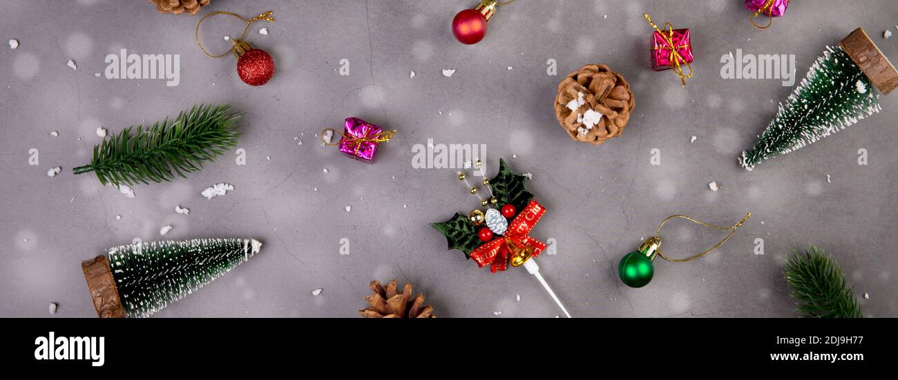 Composizione natalizia con scatola regalo e decorazione neve, anno nuovo e Natale o anniversario con regali su fondo cemento in stagione, Foto Stock