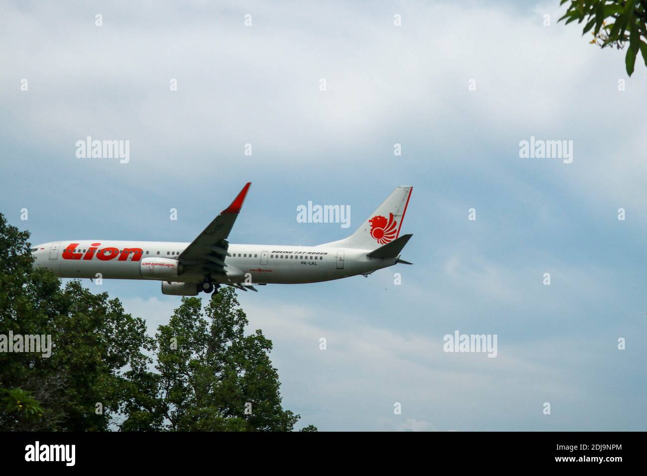 Denpasar, Bali, Indonesia, 4 dicembre 2020. Lion Air Boeing 737 atterra sull'aeroporto. Decollo di aerei dall'Aeroporto Internazionale di Ngurah Rai Foto Stock