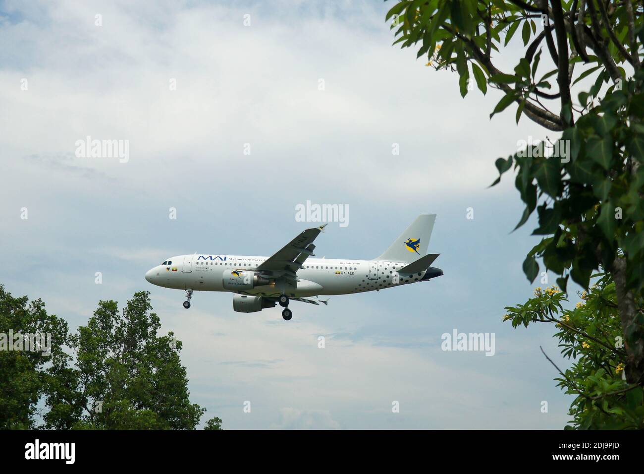 Denpasar, Bali, Indonesia. 4 dicembre 2020. Myanmar Airways International Airbus A319-111 sul breve approccio finale per l'atterraggio all'aeroporto di Ngurah Rai Foto Stock