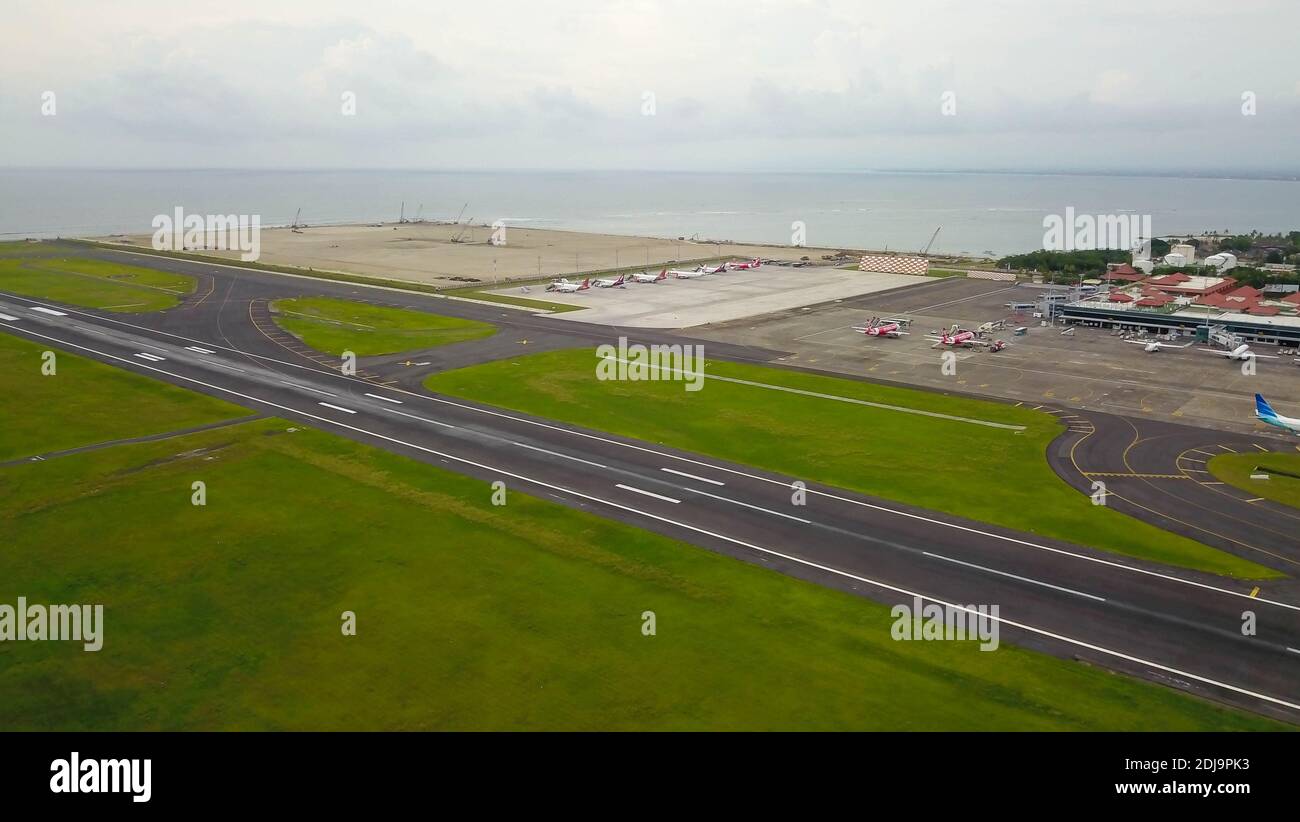 Bali, Indonesia, 4 dicembre 2020. Vista aerea degli aerei parcheggiati presso la pista dell'aeroporto. Situazione dovuta alla pandemia del Coronavirus Covid-19. A causa di Foto Stock