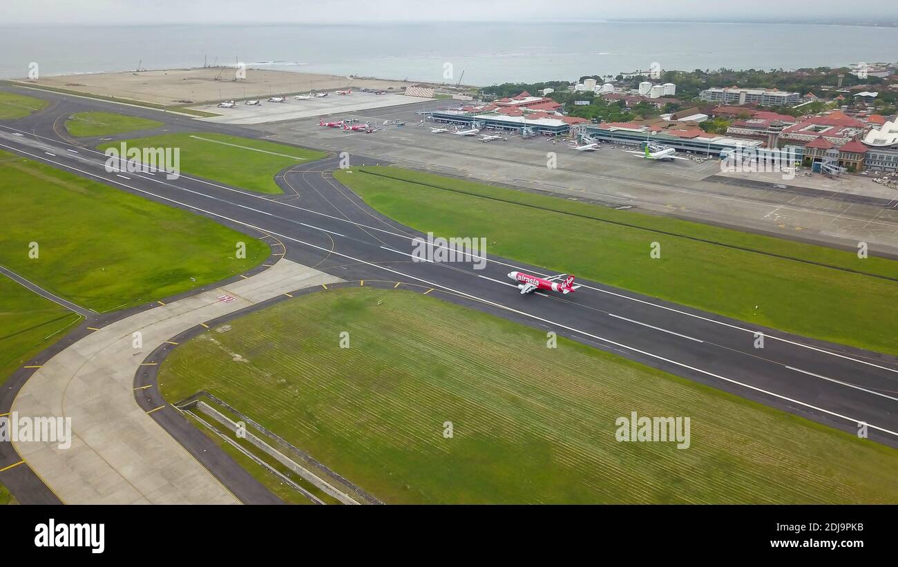 Bali, Indonesia, 4 dicembre 2020. Vista aerea degli aerei sulla pista dell'aeroporto. Compagnia aerea budget indonesiana, aereo Air Asia parcheggiato presso l'aeroporto Foto Stock