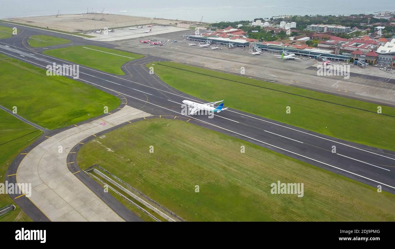 Bali, Indonesia, 4 dicembre 2020. Vista aerea passeggeri aeroplani alla pista dell'aeroporto. Aereo Garuda Indonesia decollo da Ngurah Rai Foto Stock