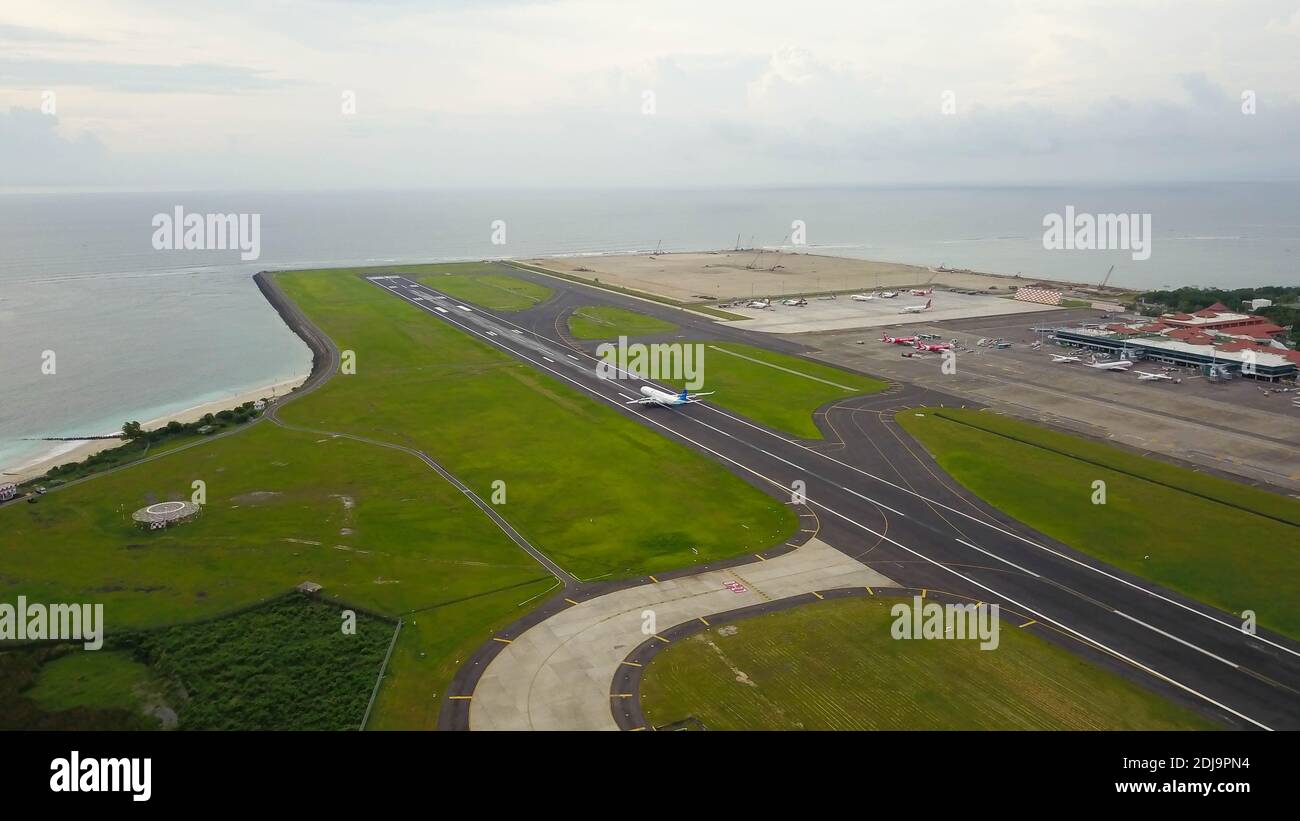 Bali, Indonesia, 4 dicembre 2020. Vista aerea passeggeri aeroplani alla pista dell'aeroporto. Aereo Garuda Indonesia decollo da Ngurah Rai Foto Stock