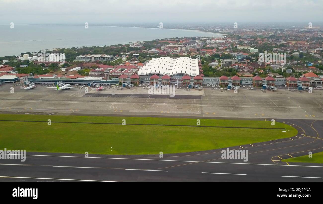Bali, Indonesia, 4 dicembre 2020. Vista aerea degli aerei parcheggiati presso la pista dell'aeroporto. Situazione dovuta alla pandemia del Coronavirus Covid-19. A causa di Foto Stock