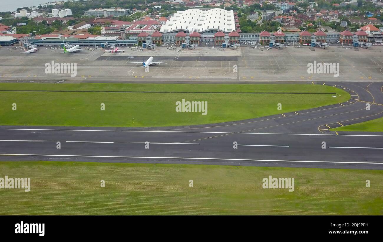 Bali, Indonesia, 4 dicembre 2020. Vista aerea degli aerei parcheggiati presso la pista dell'aeroporto. Situazione dovuta alla pandemia del Coronavirus Covid-19. A causa di Foto Stock