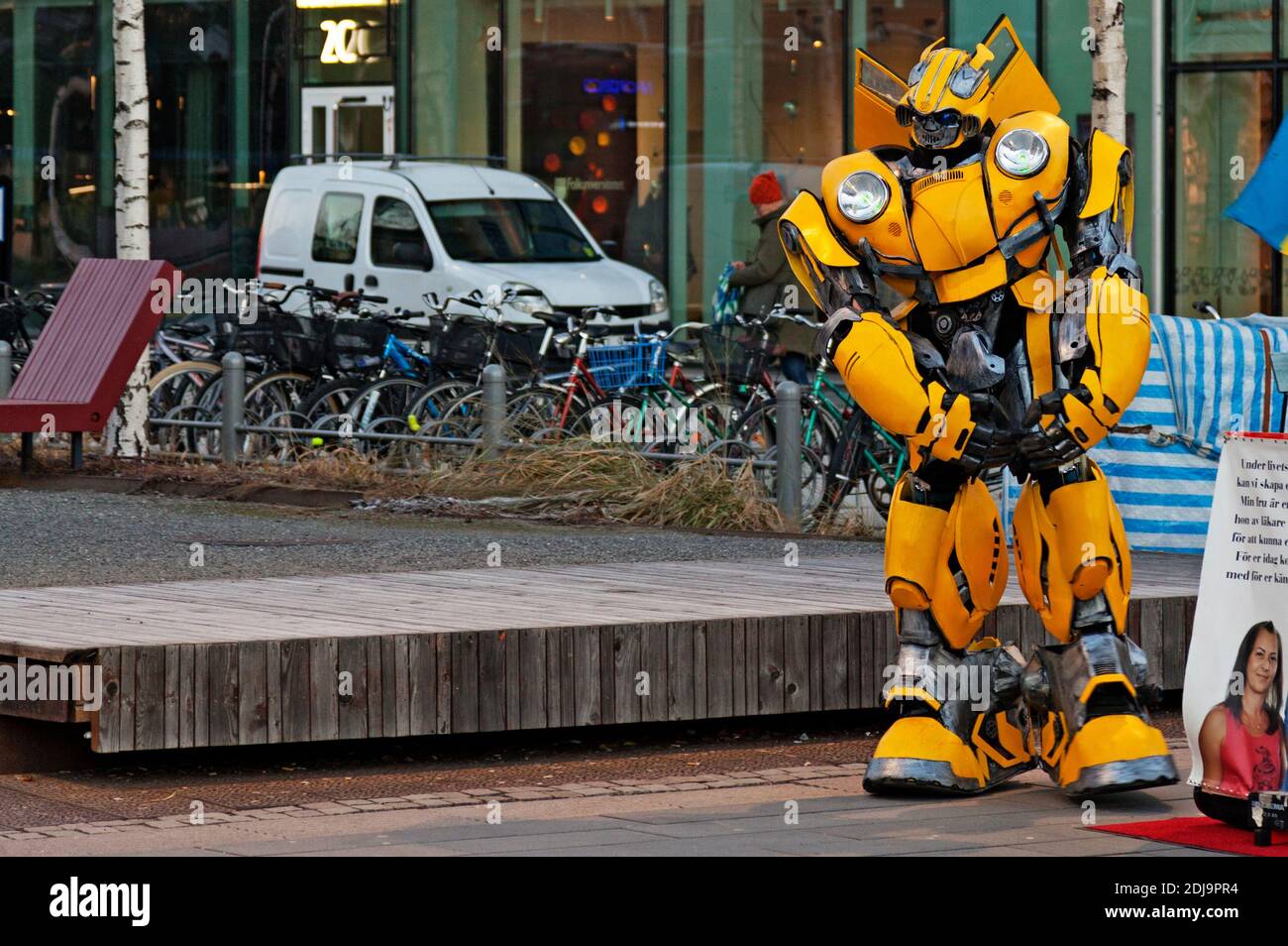 Umea, Norrland Svezia - 25 novembre 2020: Uomo vestito da robot sulla piazza della città Foto Stock