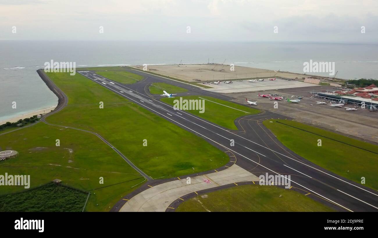 Bali, Indonesia, 4 dicembre 2020. Vista aerea passeggeri aeroplani alla pista dell'aeroporto. Aereo Garuda Indonesia decollo da Ngurah Rai Foto Stock