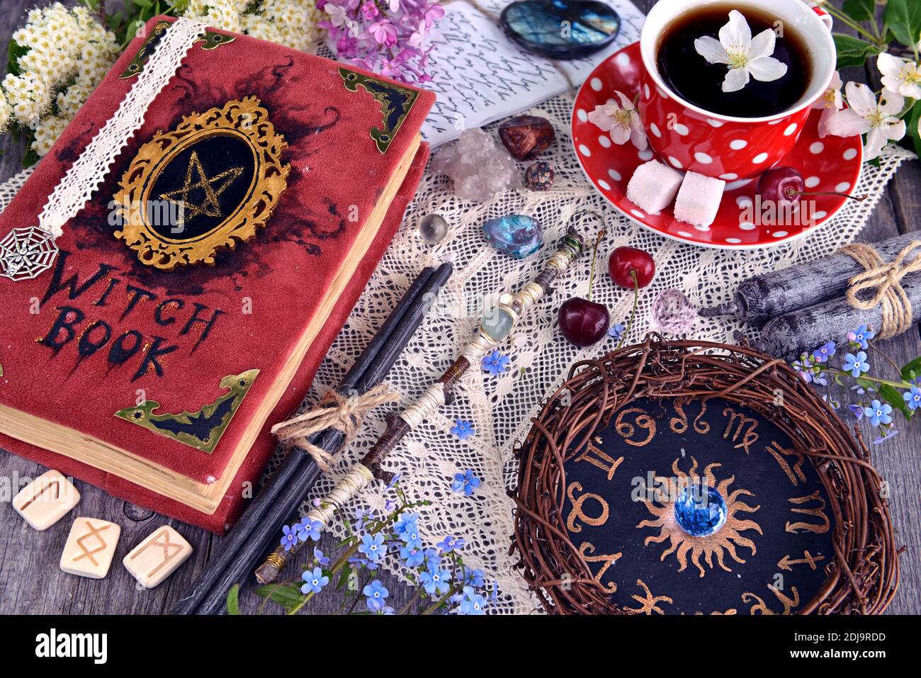 Rituale magico. Wicca, esoterico, voodoo e occulto con oggetti vintage  strega, sfondo Halloween Foto stock - Alamy