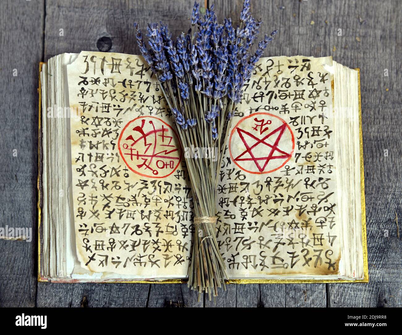 Manoscritto con disegni di streghe, chiave, candele nere e rune. Wicca,  sfondo esoterico e occulto con oggetti magici vintage per rituali mistici.  Ha Foto stock - Alamy
