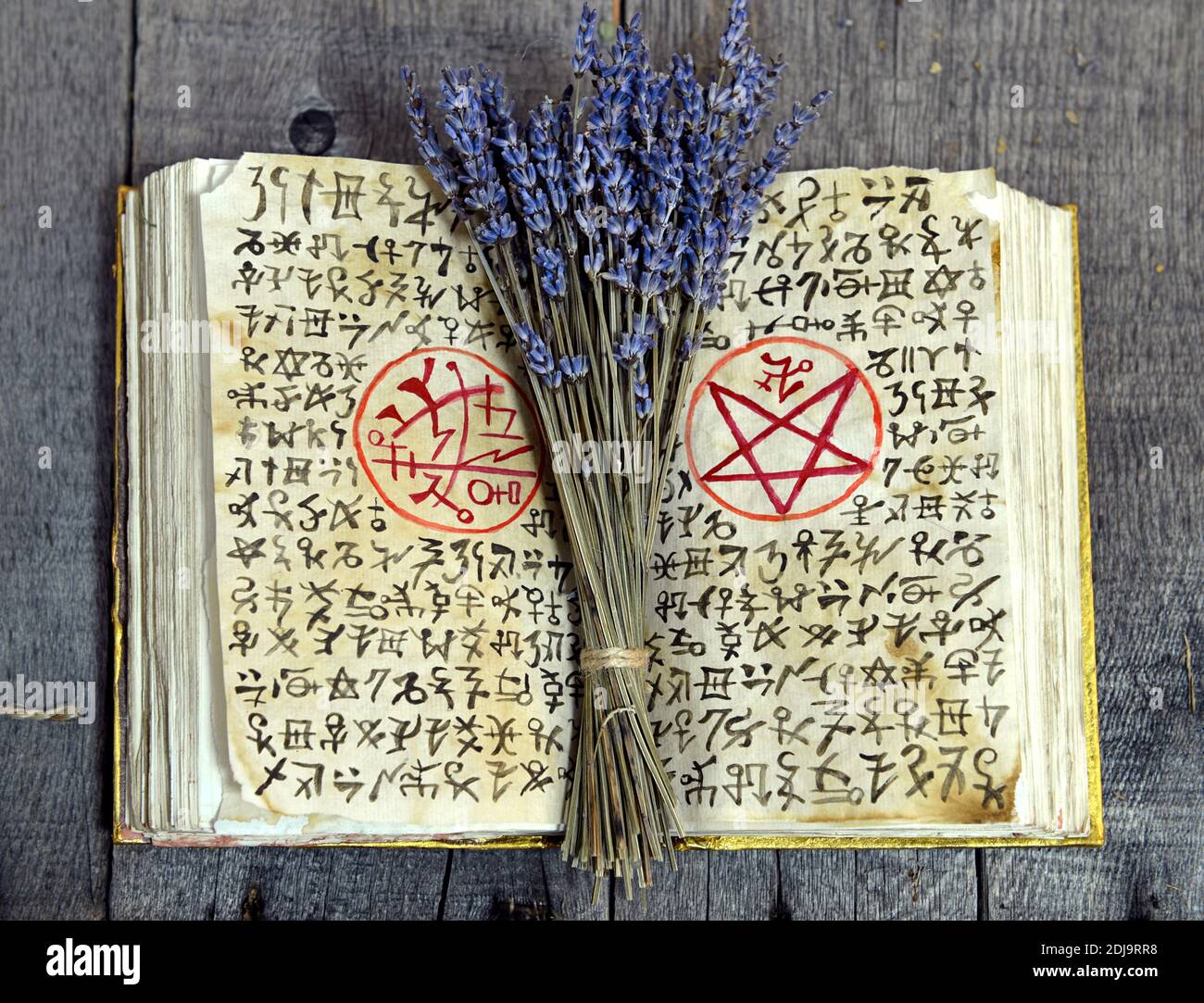 Vecchie pagine con incantesimi magici, manoscritti e pergamene su carta  antica con oggetti rituali sul tavolo delle streghe. Sfondo esoterico,  gotico e occulto, H Foto stock - Alamy