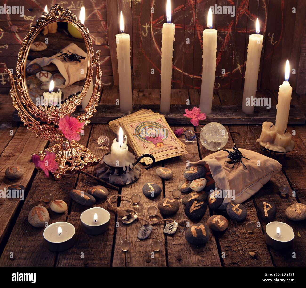 Rituale magico. Wicca, sfondo esoterico, gotico e occulto con oggetti  vintage strega e vecchie carte tarocchi, sfondo Halloween Foto stock - Alamy