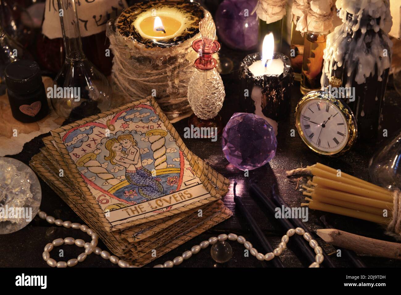 Wicca, sfondo esoterico e occulto con oggetti magici vintage per rituali  mistici. Halloween e concetto gotico Foto stock - Alamy