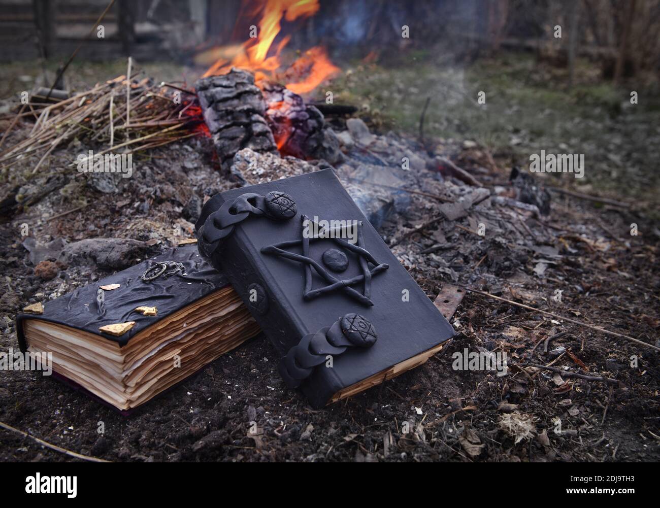 Concetto mistico con oggetti voodoo, libro e bambola di paglia, sfondo esoterico, gotico e occulto. Foto Stock