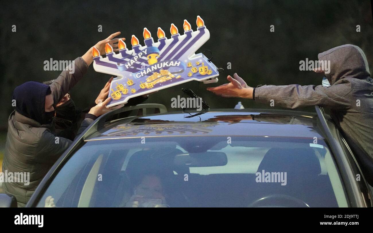 Chesterfield, Stati Uniti. 13 Dicembre 2020. I volontari piazzano un menorah Hanukkah su un'auto, preparandosi per la sfilata Hanukkah a Chesterfield, Missouri, domenica 13 dicembre 2020. Quasi 100 automobili sfilano attraverso il quartiere di Chesterfield, Missouri, con i menorah lampanti in plastica sulle loro auto, e la musica Hanukkah che suona sulle loro radio. Photo by Bill Greenblatt/UPI Credit: UPI/Alamy Live News Foto Stock