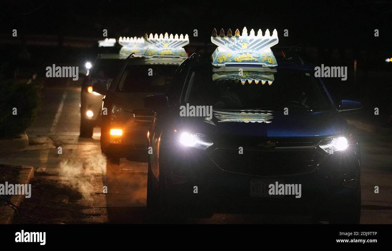 Chesterfield, Stati Uniti. 13 Dicembre 2020. Auto con i menorah Hanukkah in cima, si parte per una sfilata a Chesterfield, Missouri Domenica 13 dicembre 2020. Quasi 100 automobili sfilano attraverso il quartiere di Chesterfield, Missouri, con i menorah lampanti in plastica sulle loro auto, e la musica Hanukkah che suona sulle loro radio. Photo by Bill Greenblatt/UPI Credit: UPI/Alamy Live News Foto Stock