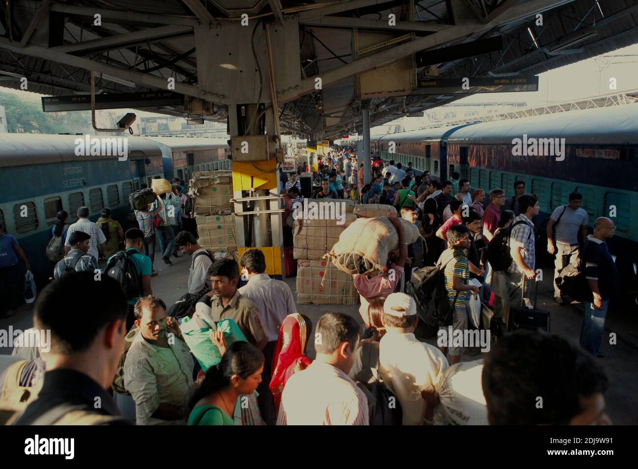 Folla di passeggeri del treno alla piattaforma passeggeri della stazione ferroviaria di Nuova Delhi a Nuova Delhi, India. Foto Stock