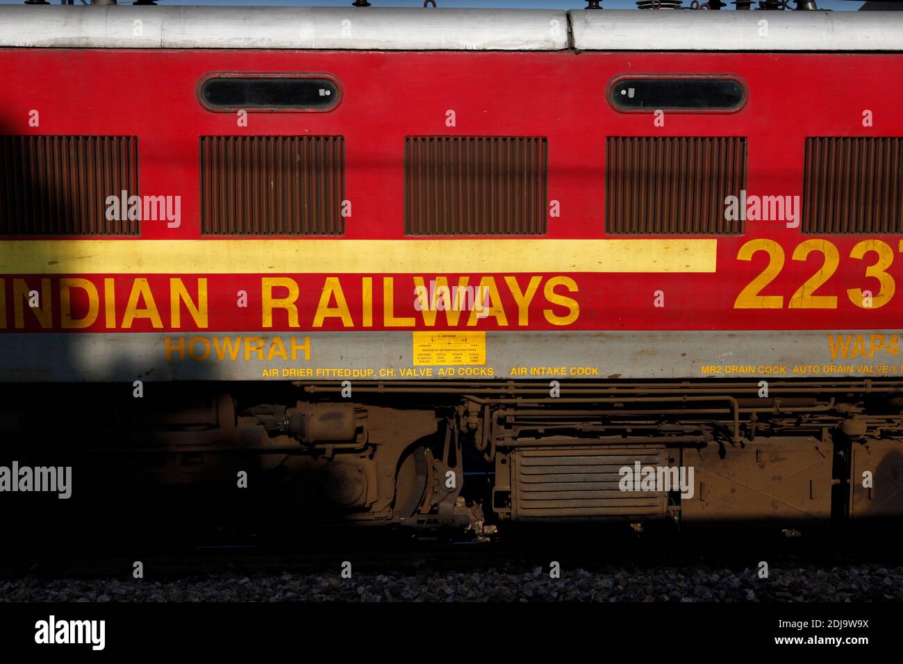Una delle locomotive del treno espresso operate dalle ferrovie indiane, fotografata alla stazione ferroviaria di Nuova Delhi, Nuova Delhi, India. Foto Stock
