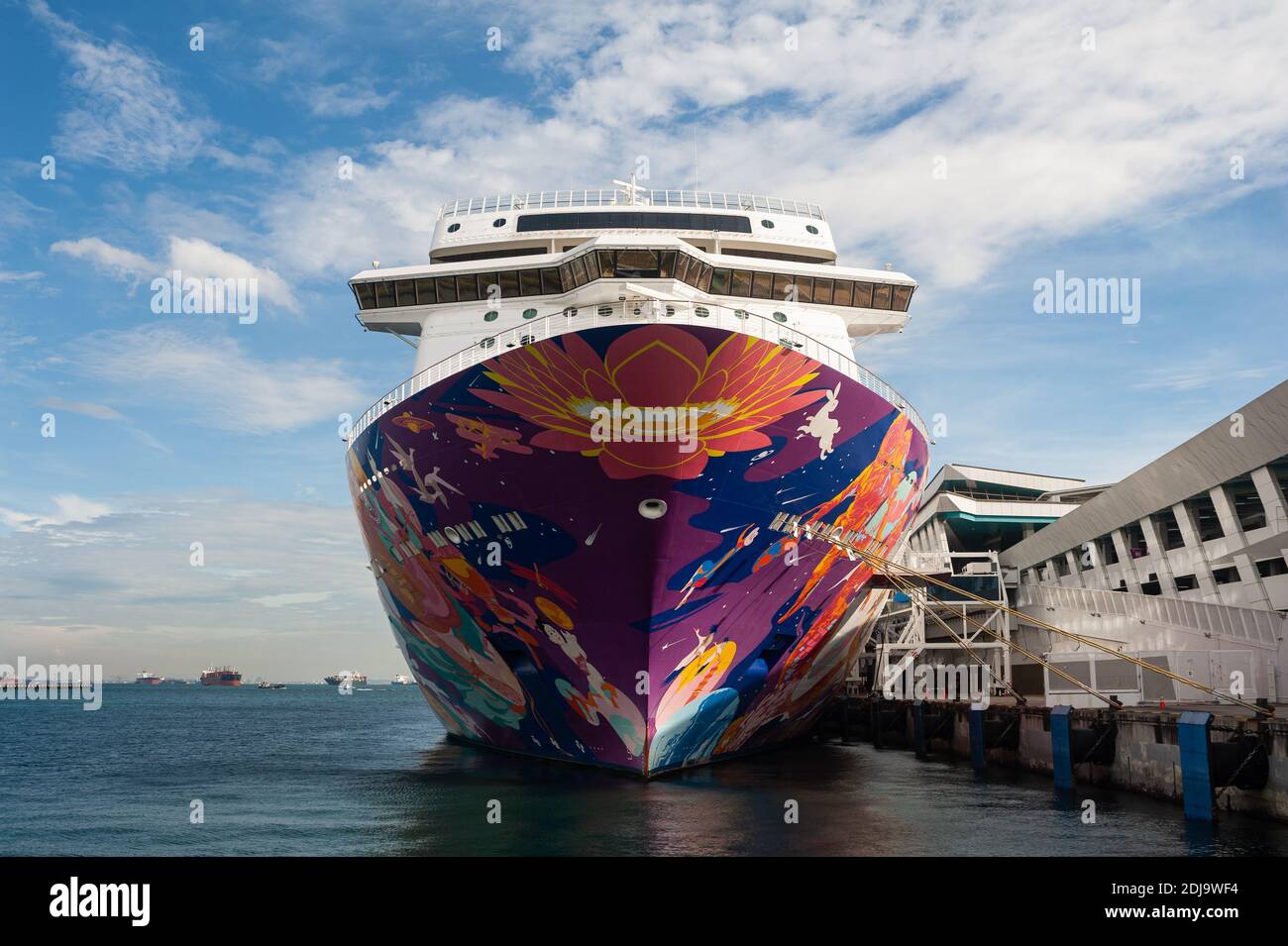 11.12.2020, Singapore, Repubblica di Singapore, Asia - la nave da crociera da sogno del mondo, dalle linee di crociera di Genting è ormeggiata al Centro di crociera di Marina Bay. Foto Stock